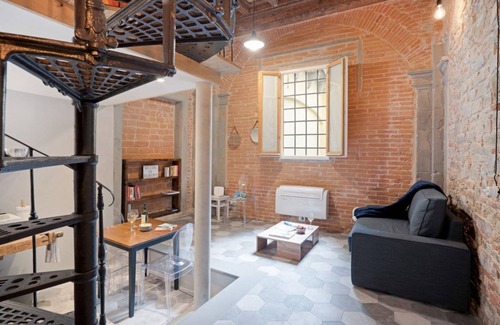 Santo Spirito Apartment | Industrial Chic Apartment in the historic center