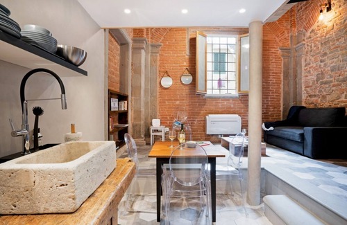 Santo Spirito Apartment | Industrial Chic Apartment in the historic center