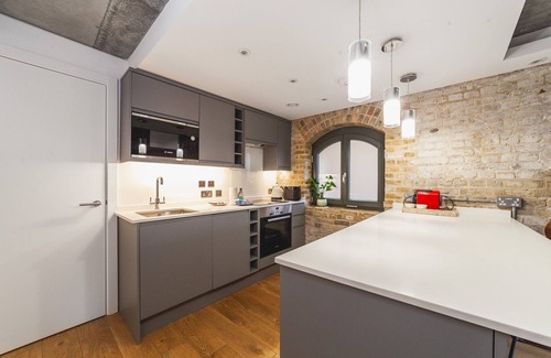 Riverside Apartment | Industrial-Chic Flat Near Tower Bridge