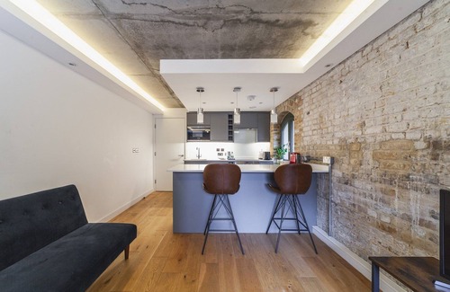 Riverside Apartment | Industrial-Chic Flat Near Tower Bridge