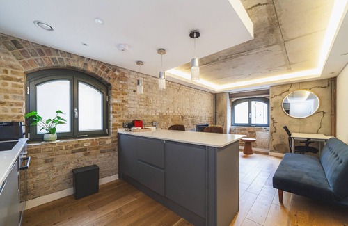 Riverside Apartment | Industrial-Chic Flat Near Tower Bridge