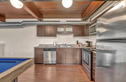 Tremont Apartment | Industrial Modern Penthouse | Pool Table | Near DT