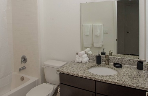 San Antonio Apartment | Industrial & Stylish |5★ Location, ♛Queen Bed, Pkg