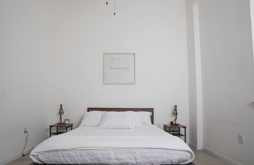 San Antonio Apartment | Industrial & Stylish |5★ Location, ♛Queen Bed, Pkg