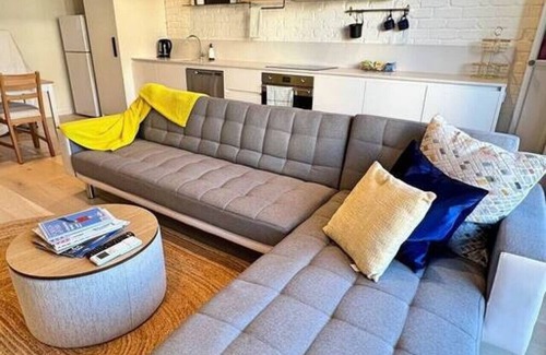 Phillip Apartment | Industrial yet Modern, 1bd 1bth Apt - Woden
