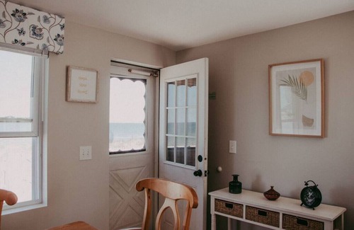 Salisbury Beach House | Infinity · Beachfront Bungalow, king bed, Private balcony