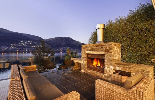 Kelvin Heights House | Infinity Heights - Infinity Pool with Lake View