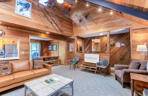 Deer Park House | INID17 - Dog-Friendly Cabin, Wood Fireplace, Private Hot Tub