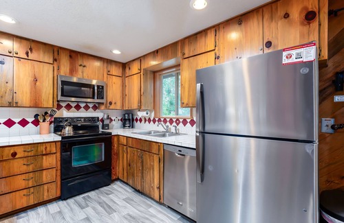 Deer Park House | INID17 - Dog-Friendly Cabin, Wood Fireplace, Private Hot Tub