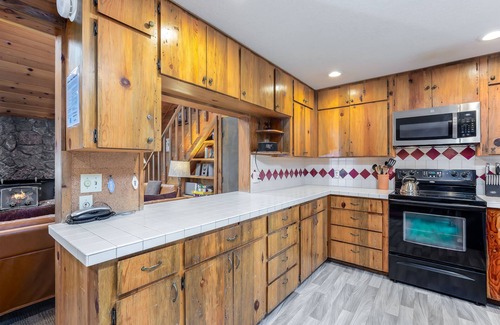 Deer Park House | INID17 - Dog-Friendly Cabin, Wood Fireplace, Private Hot Tub
