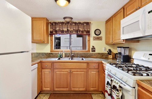 Eagle Mountain Estates Cabin | Inn Between Pines#1411