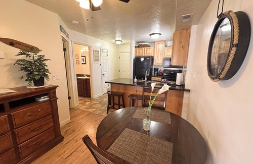 Harbor Village Condo | Inn Building Condo #106 Mountain View | 1 Bed, 1 Bath