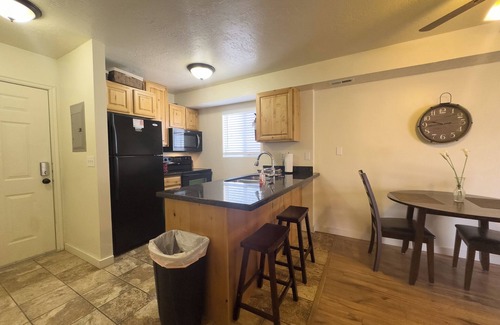 Harbor Village Condo | Inn Building Condo #106 Mountain View | 1 Bed, 1 Bath
