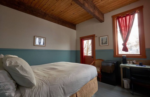 Winthrop House | inn in the heart of Winthrop with AC and WiFi and local hot spot Jupiter below.