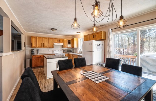 Albrightsville House | Inn Kognito 4 Modern Farmhouse, Fireplace, HOT TUB, Sauna, Fire Pit, game room