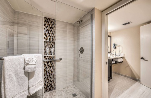 Park Shore Hotel | Inn of Naples, Tapestry Collection by Hilton