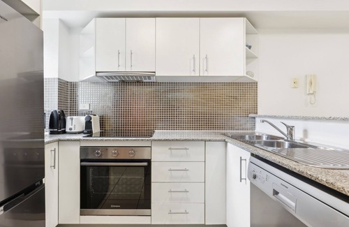 Spring Hill Apartment | Inner-City 2-Bed with Balcony & Undercover Parking