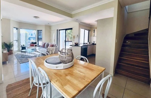 Carina House | Inner City 3 Bedroom 2.5 Bath Parking Wifi