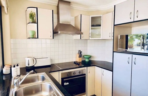 Carina House | Inner City 3 Bedroom 2.5 Bath Parking Wifi