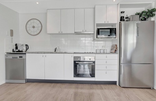 Spring Hill Apartment | Inner City Gem. Right next to the St Andrews Hospital and Roma Street Parklands.