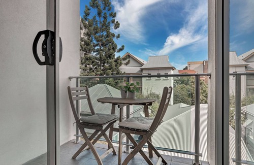 Spring Hill Apartment | Inner City Gem. Right next to the St Andrews Hospital and Roma Street Parklands.