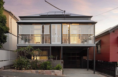 Spring Hill House | Inner City Haven Enviro-Luxury - with free Parking