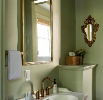 Cannonborough Elliotborough Bed & Breakfast | Innkeepers Quarters Queen Suite with Breakfast