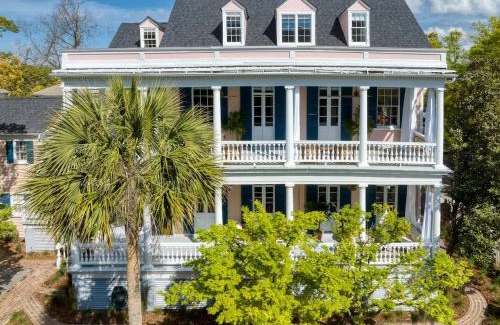 Cannonborough Elliotborough Bed & Breakfast | Innkeepers Quarters Queen Suite with Breakfast