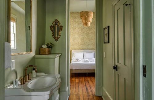 Cannonborough Elliotborough Bed & Breakfast | Innkeepers Quarters Queen Suite with Breakfast