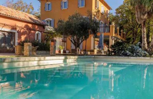 Gemenos Apartment | Innoasis