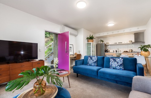 Queenstown Apartment | InnThePink-Brand new Apartment on Lake Edge