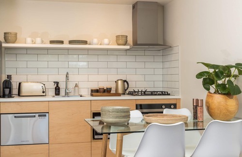 Queenstown Apartment | InnThePink-Brand new Apartment on Lake Edge