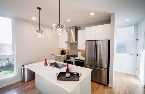West Seattle House | Insta-worthy Views, Wine, Rooftop Firepit on Beach