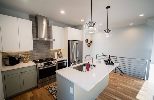 West Seattle House | Insta-worthy Views, Wine, Rooftop Firepit on Beach