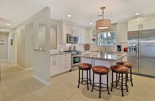 Thousand Oaks House | INSURANCE CLAIMS, TEMPORARY HOUSING, LAST MINUTE TRAVEL