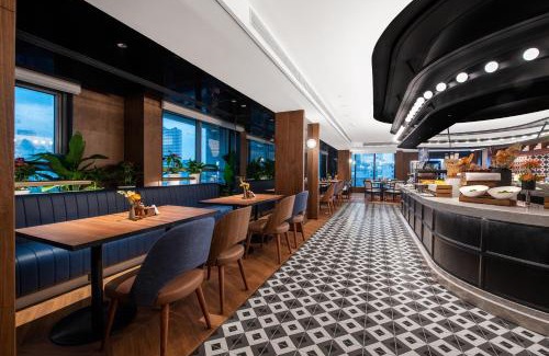 Downtown Shanghai Hotel | Intercity Shanghai Lujiazui Center near Pudong South Road Subway Station- Free Minibar for First Night