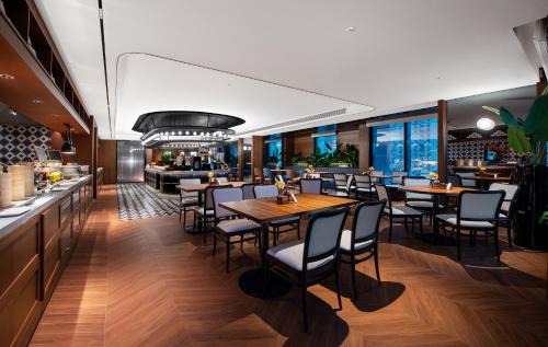 Downtown Shanghai Hotel | Intercity Shanghai Lujiazui Center near Pudong South Road Subway Station- Free Minibar for First Night