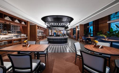 Downtown Shanghai Hotel | Intercity Shanghai Lujiazui Center near Pudong South Road Subway Station- Free Minibar for First Night