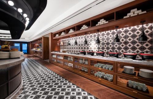 Downtown Shanghai Hotel | Intercity Shanghai Lujiazui Center near Pudong South Road Subway Station- Free Minibar for First Night