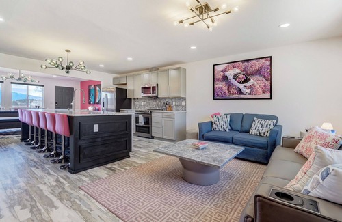 Cimarron Hills House | Interstellar Villa with 180° Mountain Range Views