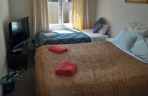 Linwood Bed & Breakfast | Intrepid bed and breakfast SLEEP 2 MAX