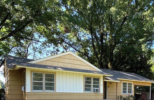 Starkville House | Introducing Sunflower House~2 miles from MSU~comfortable~cozy