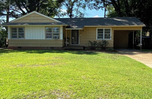 Starkville House | Introducing Sunflower House~2 miles from MSU~comfortable~cozy