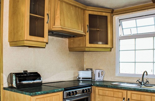 New Romney House | Introducing the Carnaby Roxburgh, a 2-bedroom caravan designed to comfortably sleep up to 4 guests.