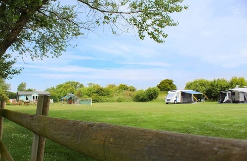 New Romney House | Introducing the Carnaby Roxburgh, a 2-bedroom caravan designed to comfortably sleep up to 4 guests.