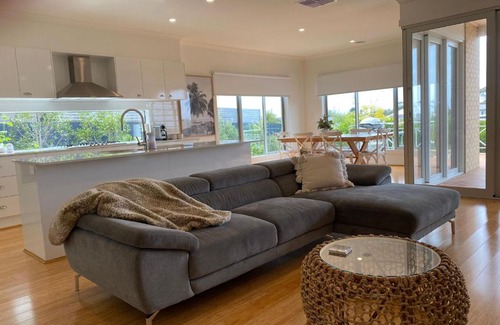 Inverloch House | INVERLOCH BLUE PEARL WIFI LINEN and POOL Inc