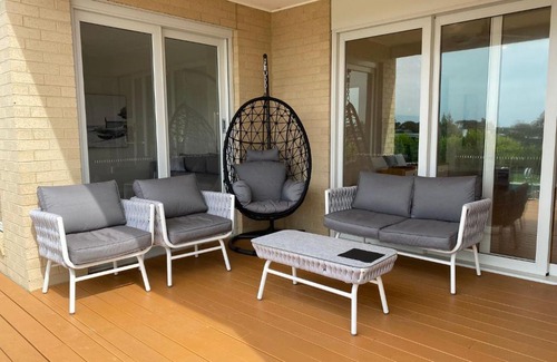 Inverloch House | INVERLOCH BLUE PEARL WIFI LINEN and POOL Inc