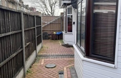 Loxford Apartment | Inviting 1-bed Apartment in Ilford