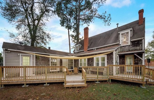 Palestine House | Inviting 100-yr-old updated & roomy cottage w/deck