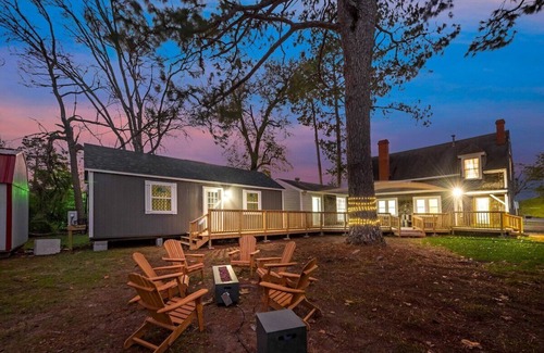 Palestine House | Inviting 100-yr-old updated & roomy cottage w/deck